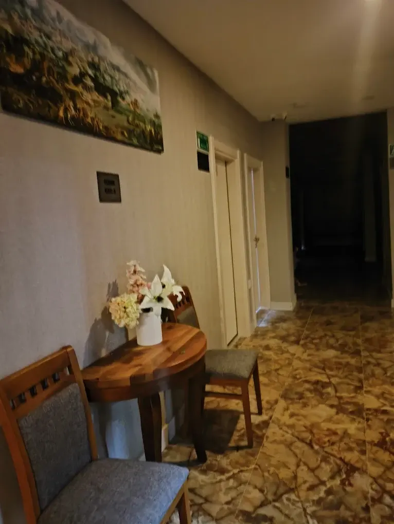 Otel Koridoru Oturma Köşesi – Yuvarlak Masa, Gri Döşemeli