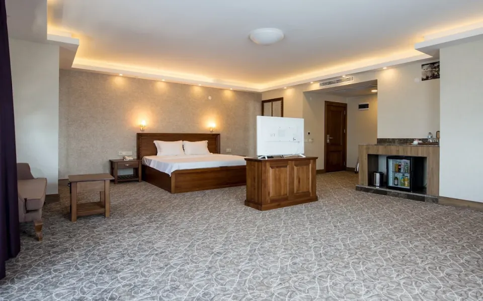 Otel Süit Odası – Ahşap TV Dolabı, Minibar Ünitesi ve Karyola
