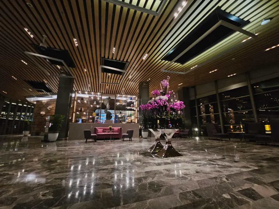 Otel Lobisi Dekorasyonu – Ahşap Çıtalı Tavan, Mermer Zemin