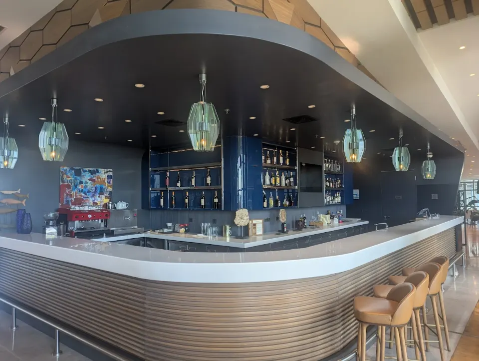 Otel Lobi Barı – Ahşap Çıtalı Kavisli Bar, Deri Bar Tabureleri