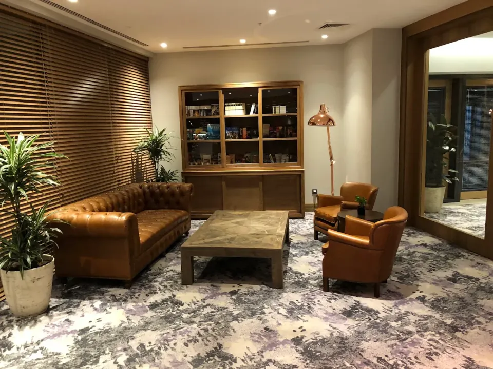 Otel Lobisi Kütüphane Köşesi – Camlı Ahşap Dolap, Deri Kanepe