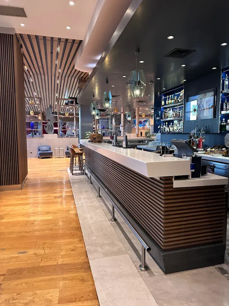 Otel mobilyalarında akustik konusuna örnek, ahşap çıtalı tavan ve bar bankosu