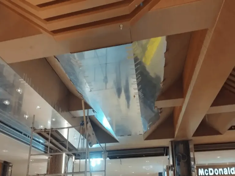 Lüks otel mobilyası uygulamasında ahşap kaplı tavan kirişleri ve aynalı kaplama montajı